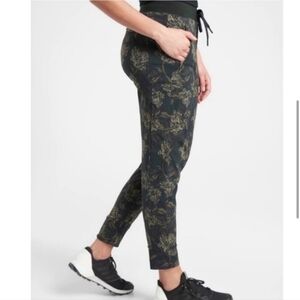 AthletaTrekkie North Printed Floral Jogger in Terra Firma Olive Floral 4P
